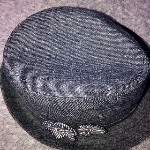 Joe Boxer hat with flowers on side - Picture 4 of 9